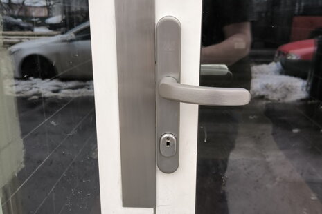Detail nového masivního bezpečnostního kování FAB instalovaného na hlavních dveřích SVJ.