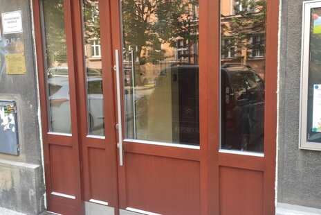Nové dřevěné vstupní dveře otevírané čipem
