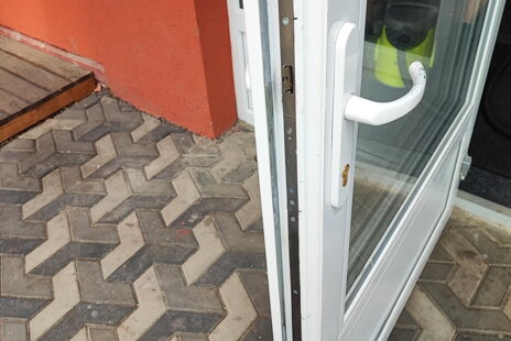 Instalace vícebodového samozamykacího zámku s motorem pro plastové dveře