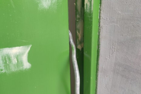Přeštípnutý kabel a zničené dveře? Jak správně vybrat a namontovat kabelovou průchodku