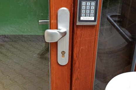 Instalace čtečky čipů a samozamykacího zámku G-U Secury pro SVJ v Plzni