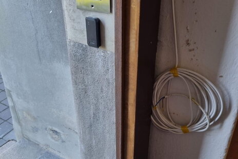 Instalace digitálního domovního audiotelefonu a čtečky na čip v Jičíně