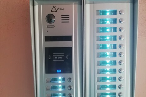 Instalace systému videotelefonu pro zabezpečení vstupu do školy
