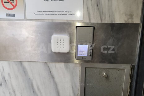 Přístupový systém Salto SPACE a domovní telefony: Penzion v Brně přechází na otevírání mobilem