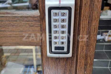 Autonomní Přístupový Systém pro SVJ: Řešení Nepřehledné Elektroinstalace a Ztráty Klíčů