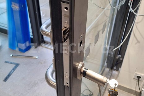 Automatické Zamykání pro Bezobslužnou Prodejnu: Integrace BKS Zámku a QR Přístupu (KW Optimalizace)