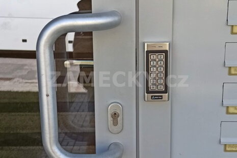 Levný Přístupový Systém All-In-One: Modernizace Hliníkových Dveří s EffEff Zámkem a Čistou Instalací