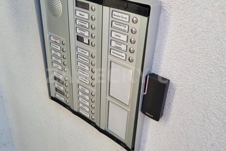 Klíčová otázka pro správu bytového domu: Proč je pro desítky bytů lepší přístupový systém se softwarem než ten autonomní?