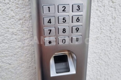 Biometrický přístupový systém: Otevírání dveří otiskem prstu pro novostavbu rodinného domu (Smart Home Zabezpečení)