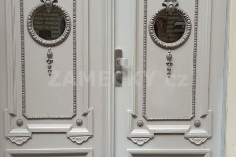 Komplexní zabezpečení bytového domu v Praze: Od kamer až po sváření a lakování dveří