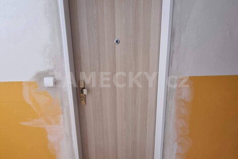 Bezpečnostní dveře, které potěší i oko. Jak jsme řešili klid a bezpečí v bytě s dveřmi třídy RC3