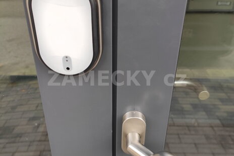 Hliníkové dveře se čtečkou na čipy a přístupový systém pro společné prostory bytového domu