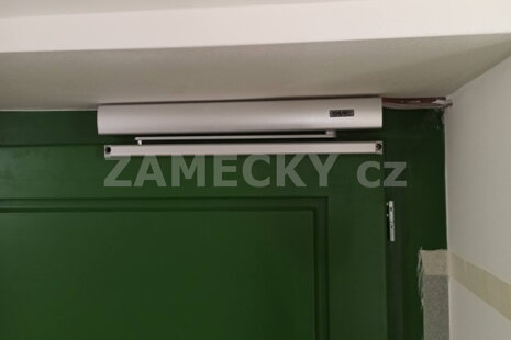 Automatizace a požární bezpečnost: Instalace dveřního pohonu na únikové cestě