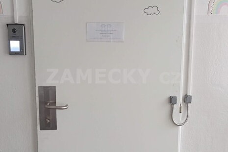Samozamykací Zámek a Videotelefon: Komplexní Zabezpečení Školky v Liberci (Ochrana dětí a úniková cesta)