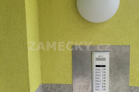 Nové venkovní tablo digitálního domovního telefonu s 8 tlačítky instalované u vstupu do bytového domu v Jičíně.