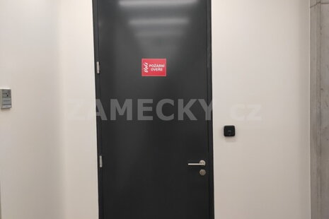 Kompletně okované ocelové dveře přídržnými elektromagnety, připravené pro oživení přístupového systému Salto.
