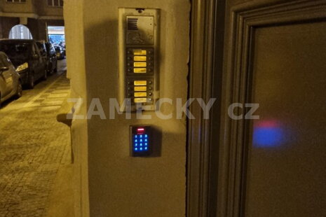 Bezpečí a pohodlí na prvním místě: Jak moderní přístupový systém promění život v bytovém domě v Praze