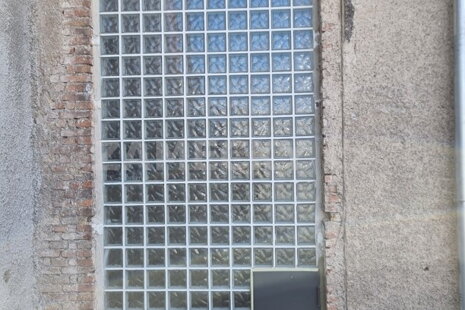 Montáž ocelových dveří do luxferové stěny: Systémové řešení pro průmyslový objekt