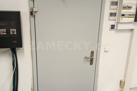 Ocelové dveře Vipax a motorický zámek ABLOY: Maximální zabezpečení serverovny Univerzity 