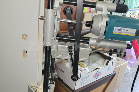 Zámečnická práce v terénu: Jak jsme vyřešili montáž samozamykacího zámku do dveří bez tovární přípravy