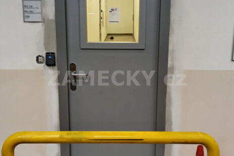 Zajištění únikových cest: Instalace protipožárních dveří ve výrobní hale