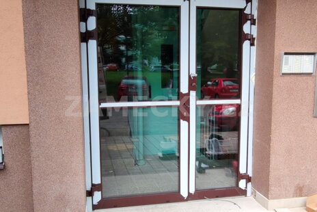 Hliníkové dveře a přístup na čip Jičín Hliníkové dveře a přístup na čip Jičín