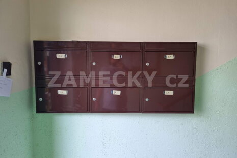 Instalace nových poštovních schránek pro bytový dům
