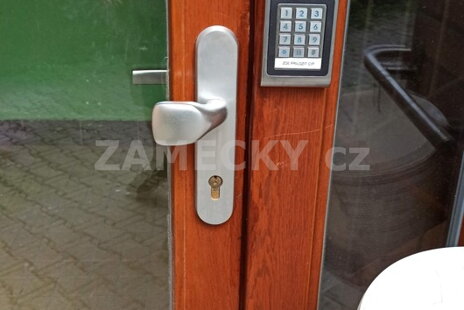 Instalace čtečky čipů a samozamykacího zámku G-U Secury pro SVJ v Plzni