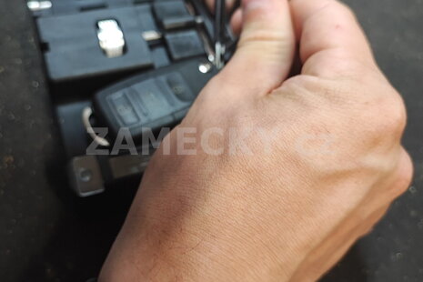 Výroba a opravy autoklíčů ve středisku www.zamecky.cz